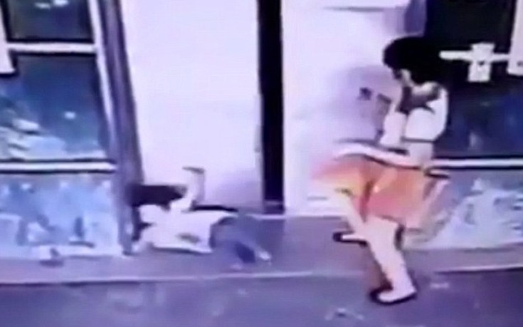 Μητέρα κλώτσησε την 3χρονη κόρη της για να μην την τραυματίσει το ασανσέρ