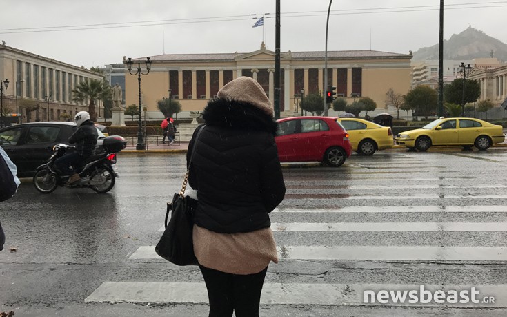 Βροχή και αέρας στο κέντρο της Αθήνας