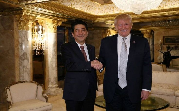 Το ιδιαίτερο δώρο του Τράμπ στον Ιάπωνα πρωθυπουργό