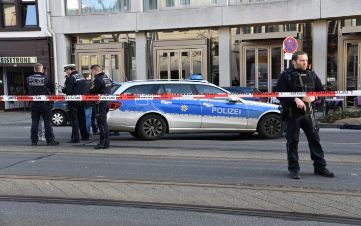 Η στιγμή που οι αστυνομικοί ακινητοποιούν τον οδηγό του οχήματος στη Χαϊδελβέργη