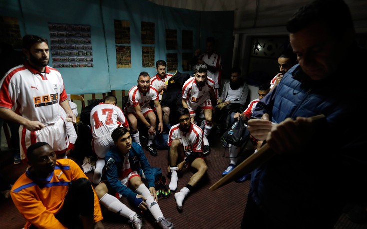 Ο Νικοπολίδης ίδρυσε ομάδα ποδοσφαίρου με πρόσφυγες