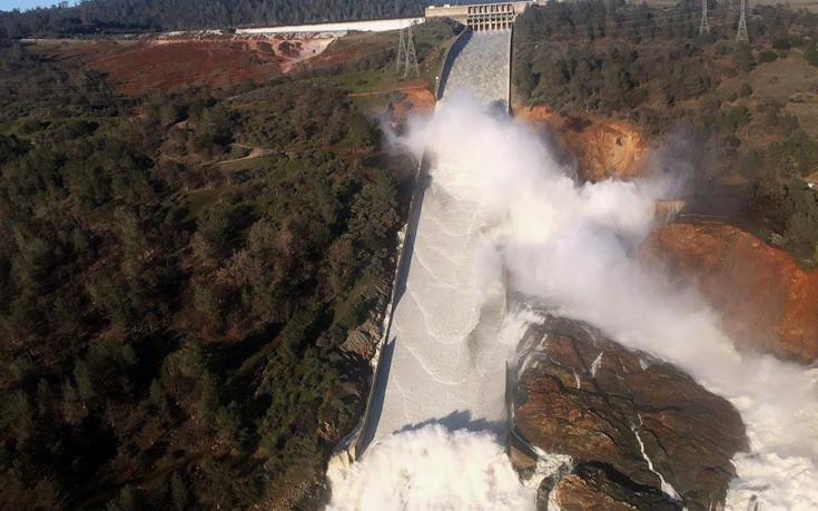 Μαζική εκκένωση περιοχών στην Καλιφόρνια λόγω κινδύνου υπερχείλισης φράγματος