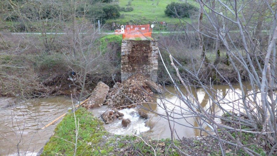Αδιαφορία για το ιστορικό γεφύρι που κατέρρευσε στην Αμφίκλεια
