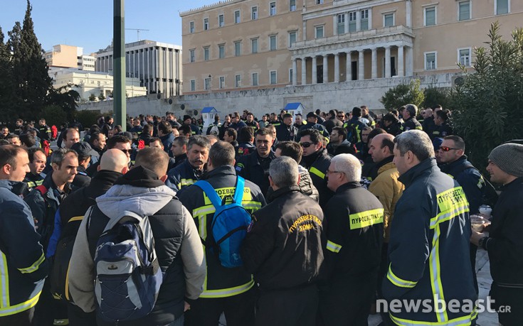 Νέα διαμαρτυρία των πυροσβεστών έξω από τη Βουλή