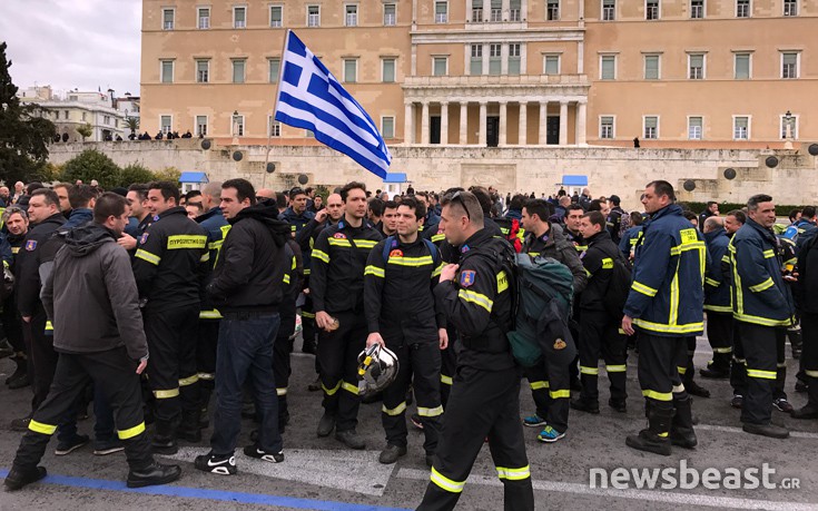 Έκλεισαν τη λεωφόρο Αμαλίας οι πυροσβέστες