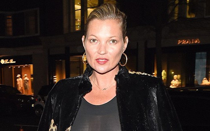 Η Kate Moss βγήκε κι άφησε το σουτιέν στο σπίτι