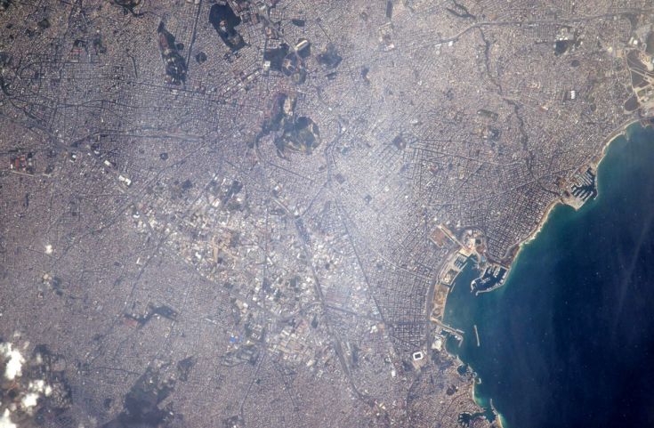 Η Αθήνα από το διάστημα και ο χαιρετισμός του αστροναύτη