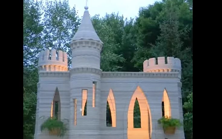 Ένα 3D εκτυπωμένο κάστρο στην αυλή του σπιτιού του