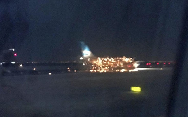 Φωτιά σε αεροσκάφος που ετοιμαζόταν για απογείωση στο αεροδρόμιο της Νέας Υόρκης