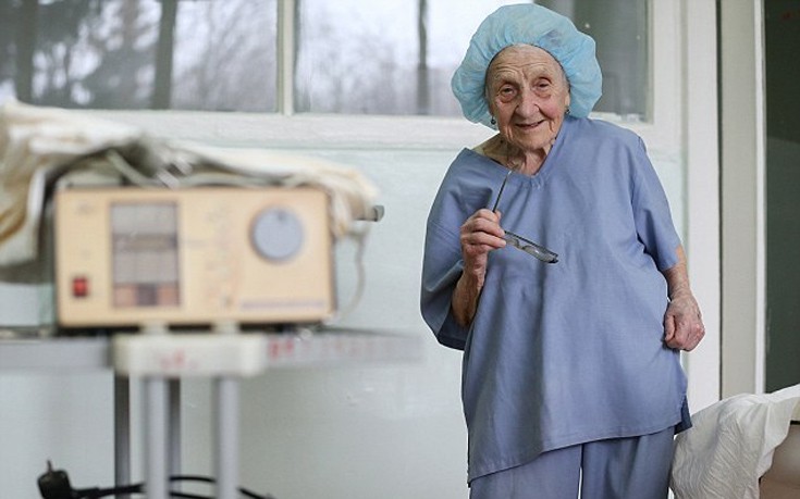 Η αειθαλής χειρουργός της Ρωσίας που κλείνει τα 90