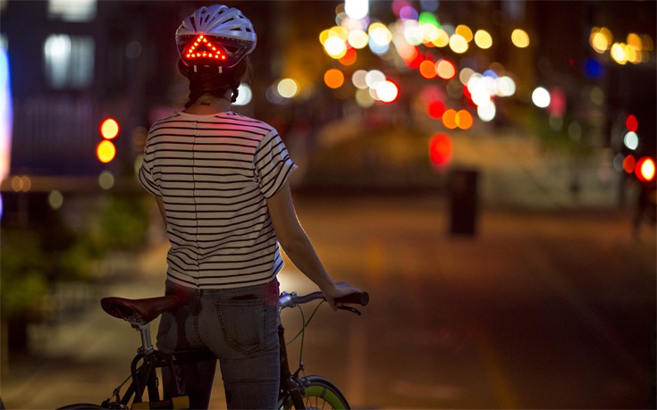 Έξυπνο κράνος ποδηλάτου με φώτα και δείκτες φρένων
