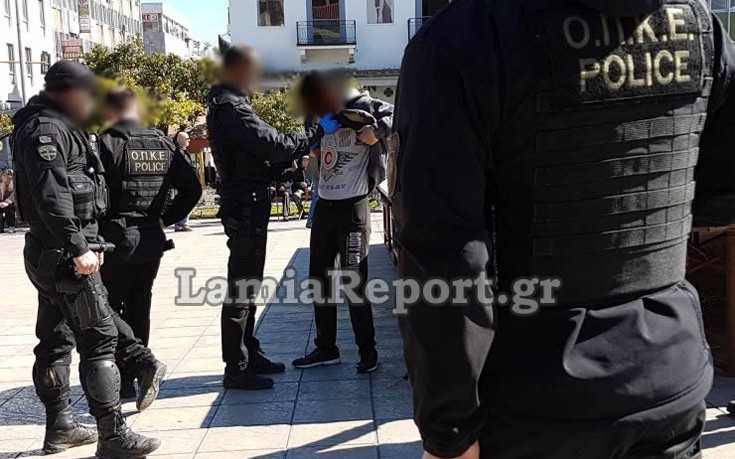 Σαρωτικοί έλεγχοι από την αστυνομία στην πλατεία Πάρκου στη Λαμία