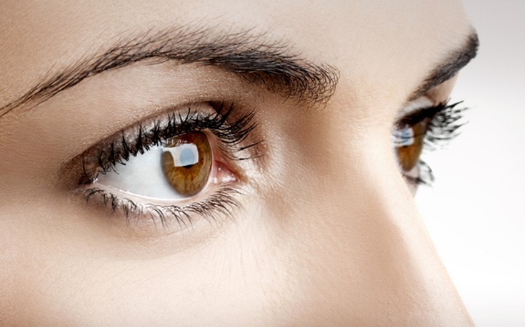 Τρεις κακές συνήθειες που καταστρέφουν τα μάτια σας
