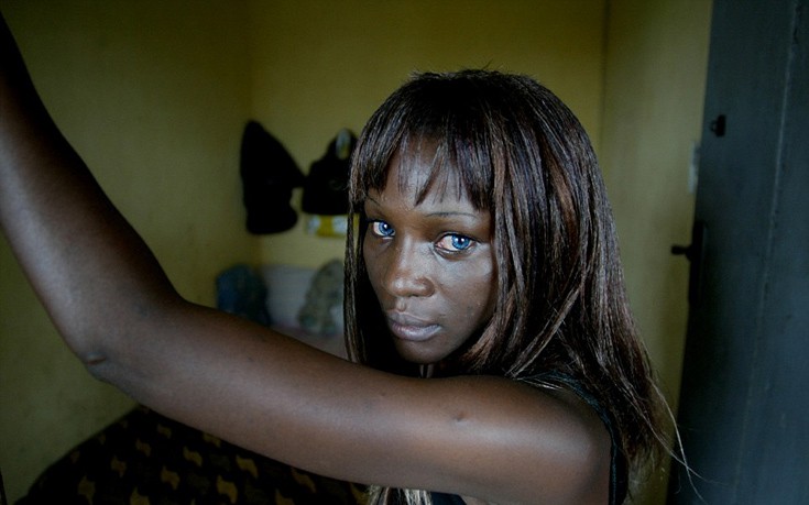 Οι φαβέλες της Νιγηρίας όπου 14χρονα κορίτσια επιβιώνουν προσφέροντας το κορμί τους