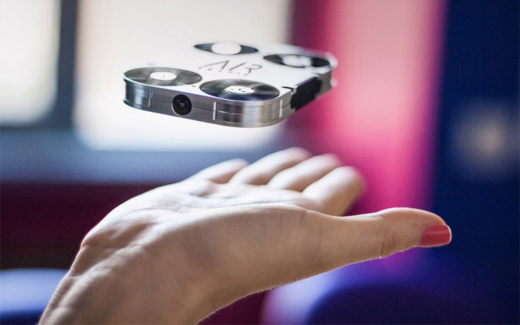 Η μικρότερη ιπτάμενη κάμερα στον κόσμο που φέρνει επανάσταση στις selfies