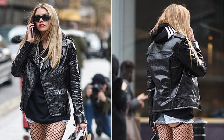 Η Stella Maxwell βγήκε στο δρόμο με διχτυωτό καλσόν κι ανύπαρκτο σορτσάκι