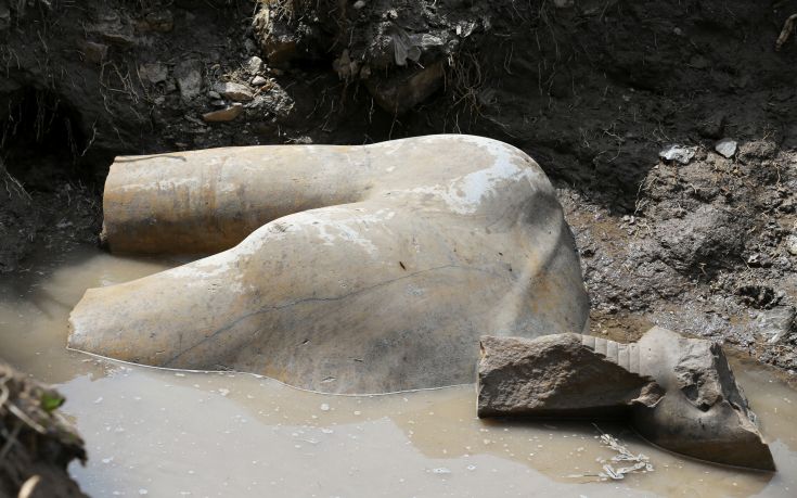 Φτωχογειτονιά του Καΐρου «έκρυβε» ένα κολοσσιαίο άγαλμα του φαραώ Ραμσή Β΄