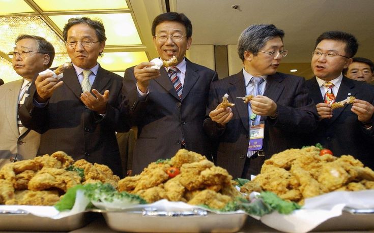 Οι Νοτιοκορεάτες γιόρτασαν με… κοτόπουλο την καθαίρεση της προέδρου Παρκ Γκιούν-Χιε