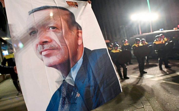 Der Standard: Δώρο της Χάγης στον Ερντογάν οι χειρισμοί των ολλανδών απέναντι στην Τουρκία