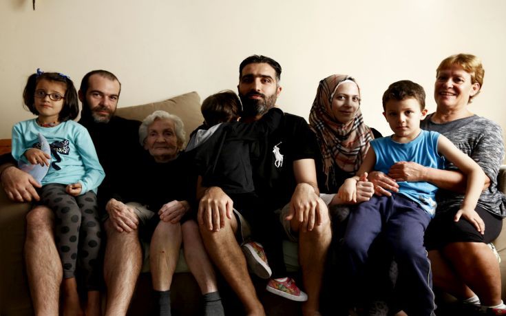 Οι Έλληνες που φιλοξενούν πρόσφυγες μιλούν για την συγκατοίκησή τους