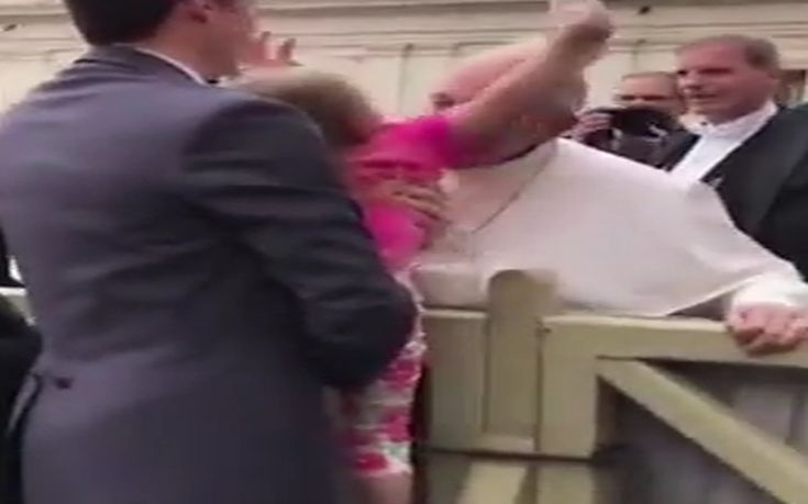 Κοριτσάκι δίνει ένα φιλί στον Πάπα και του κλέβει το καπέλο