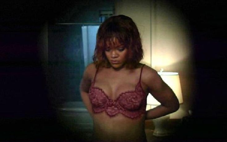 Η καυτή Rihanna αναπαριστά την ιστορική σκηνή του «Ψυχώ»