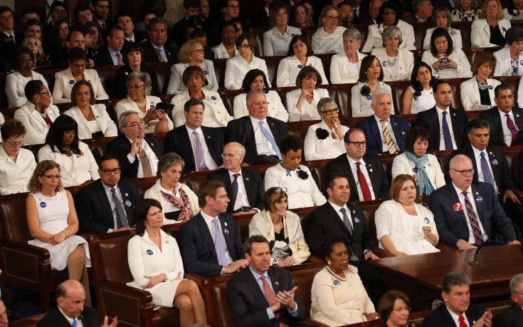 «Λευκές σουφραζέτες» υποδέχτηκαν τον Τραμπ στο Κογκρέσο