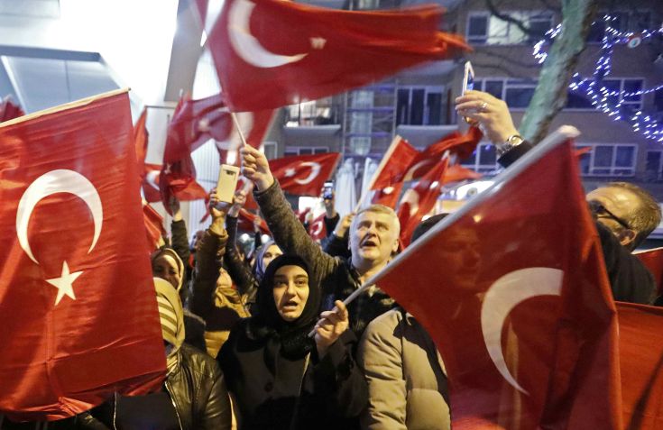 2017-03-11T194843Z_110359384_LR1ED3B1J0WPW_RTRMADP_3_TURKEY-REFERENDUM-NETHERLANDS