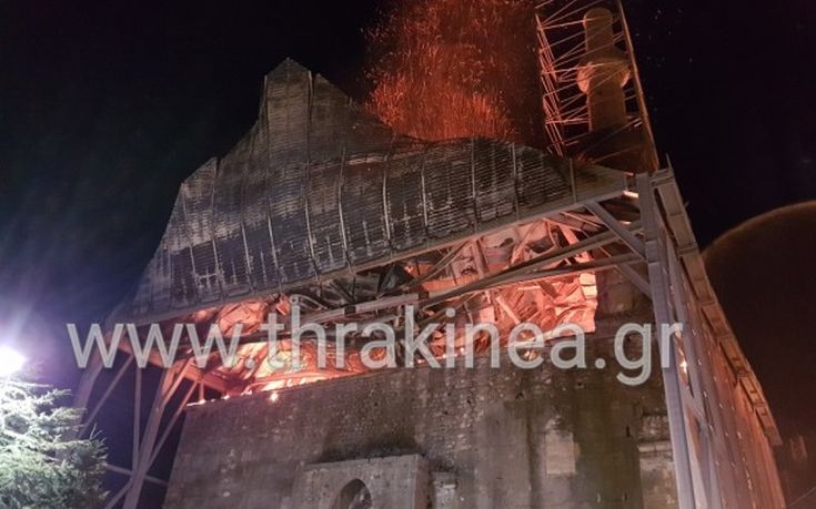 Υπό έλεγχο η φωτιά στο τέμενος Βαγιαζήτ