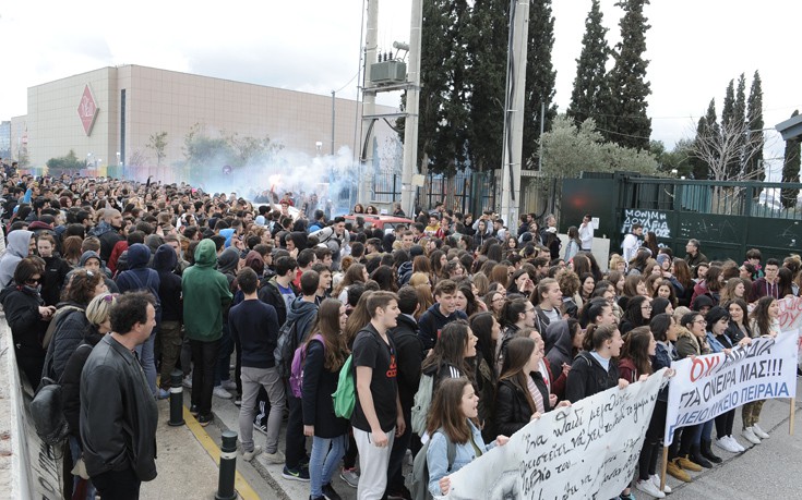 Συγκέντρωση διαμαρτυρίας μαθητών στο υπουργείο Παιδείας