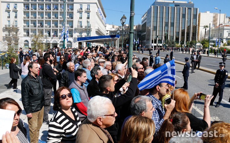 Σε εξέλιξη η μαθητική παρέλαση της Αθήνας