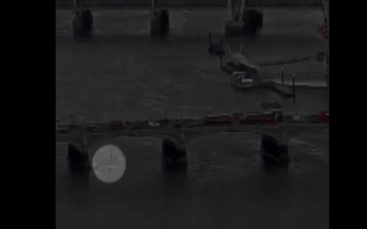 Γυναίκα βουτάει από τη γέφυρα του Ουεστμίνστερ για να γλιτώσει
