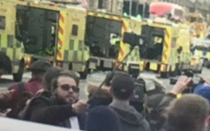 Έβγαζε σελφι μπροστά από τα ασθενοφόρα με τους νεκρούς στο Λονδίνο