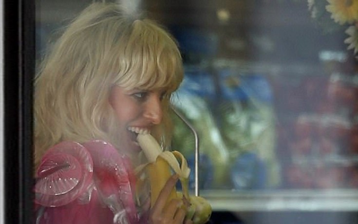 Η Karolina Kurkova παίζει με την μπανάνα και την κάμερα