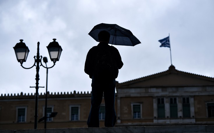 Καμπανάκι για την Ελλάδα από οικονομολόγους: «Να μην αναλάβει νέα χρέη»