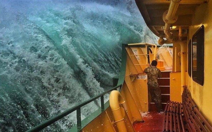 «Μάχη» σκάφους με τα κύματα στην Αυστραλία