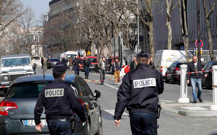 Συνελήφθη άνδρας που απείλησε αστυνομικό με μαχαίρι στο Παρίσι
