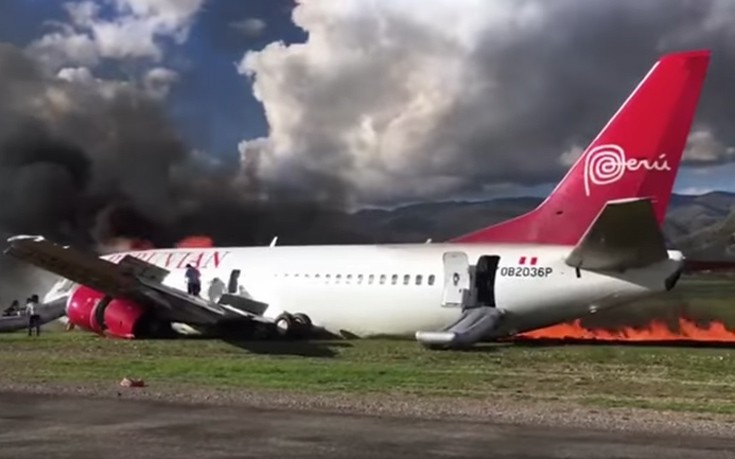 Τρόμος σε αεροσκάφος που έπιασε φωτιά κατά τη διάρκεια αναγκαστικής προσγείωσης