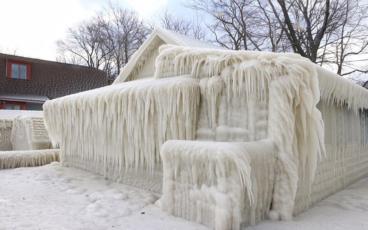 Σπίτι καλύφθηκε ολόκληρο με πάγο στη Νέα Υόρκη