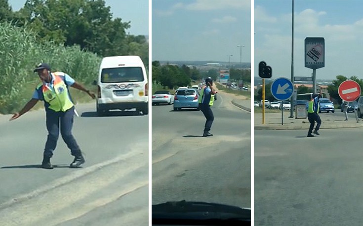 Τροχονόμος ρυθμίζει την κίνηση χορεύοντας