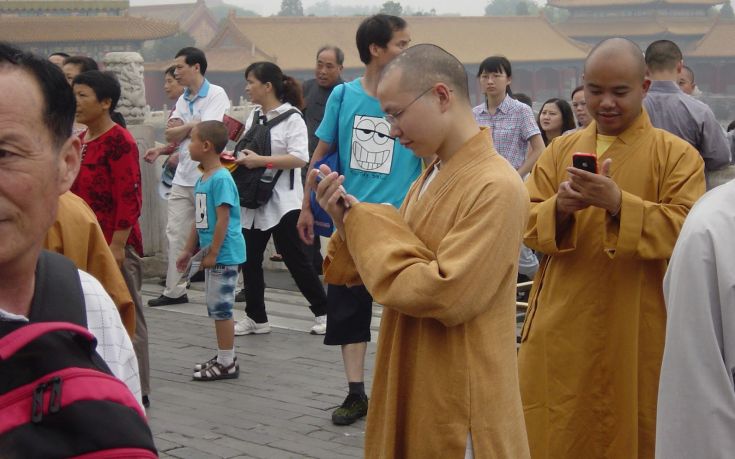 Ο ελαφροχέρης βουδιστής μοναχός «λάτρης» της τεχνολογίας