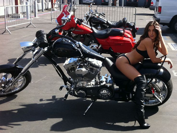 Το κορίτσι της Harley Davidson που κάνει άπαντες να παραμιλούν Το κορίτσι της Harley Davidson που κάνει άπαντες να παραμιλούν