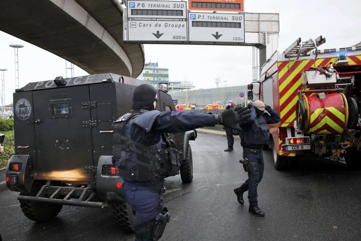 Συναγερμός στο Παρίσι μετά τους πυροβολισμούς με έναν νεκρό στο Ορλί