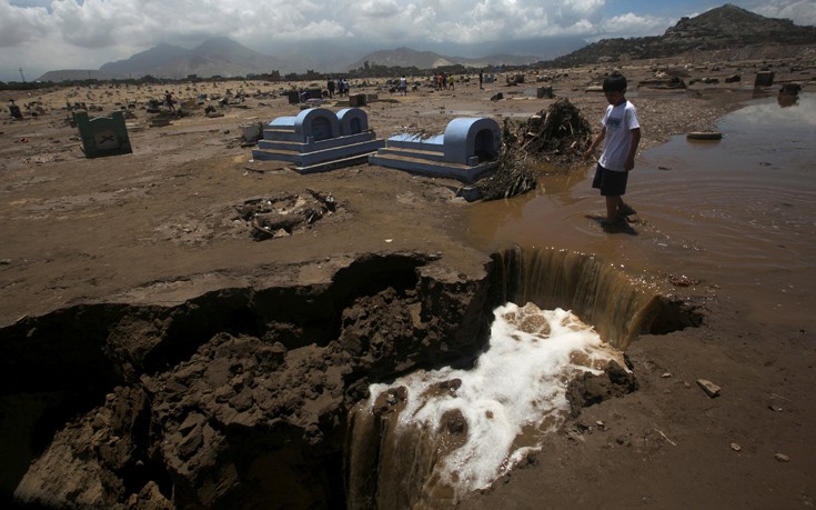Στο έλεος των πλημμυρών και τα κοιμητήρια στο Περού