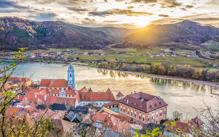 Το μεσαιωνικό χωριό που βρέχεται από το Δούναβη