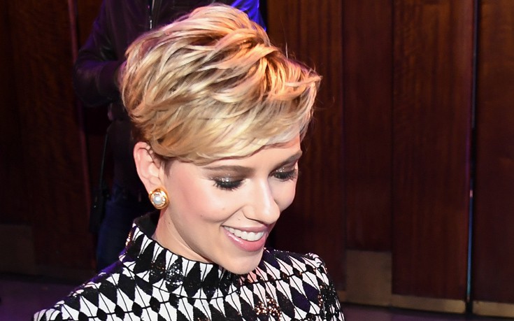 Η Scarlett Johansson στην πρεμιέρα της νέας της ταινίας με σκουλαρίκια ΖOLOTAS