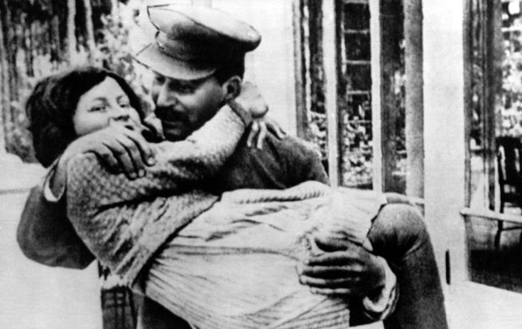 Όταν η κόρη του Στάλιν αυτομόλησε στις ΗΠΑ και έκαψε το σοβιετικό της διαβατήριο