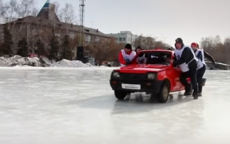 Ρώσοι παίζουν κέρλινγκ με αυτοκίνητα