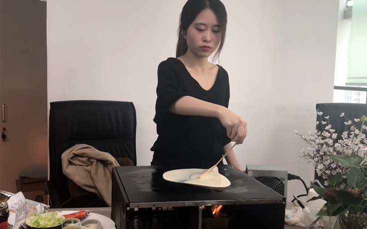 Η γυναίκα που φτιάχνει φαγητό με το pc της