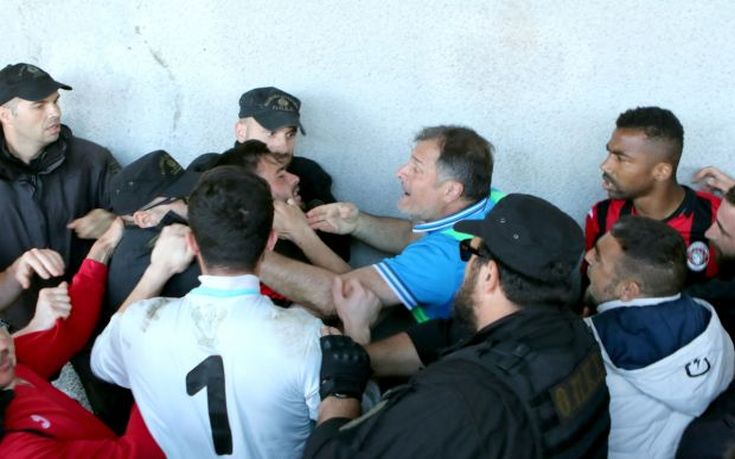 Απίστευτο ξύλο μεταξύ προπονητή και παικτών του Απόλλωνα Καλαμαριάς με αστυνομικούς